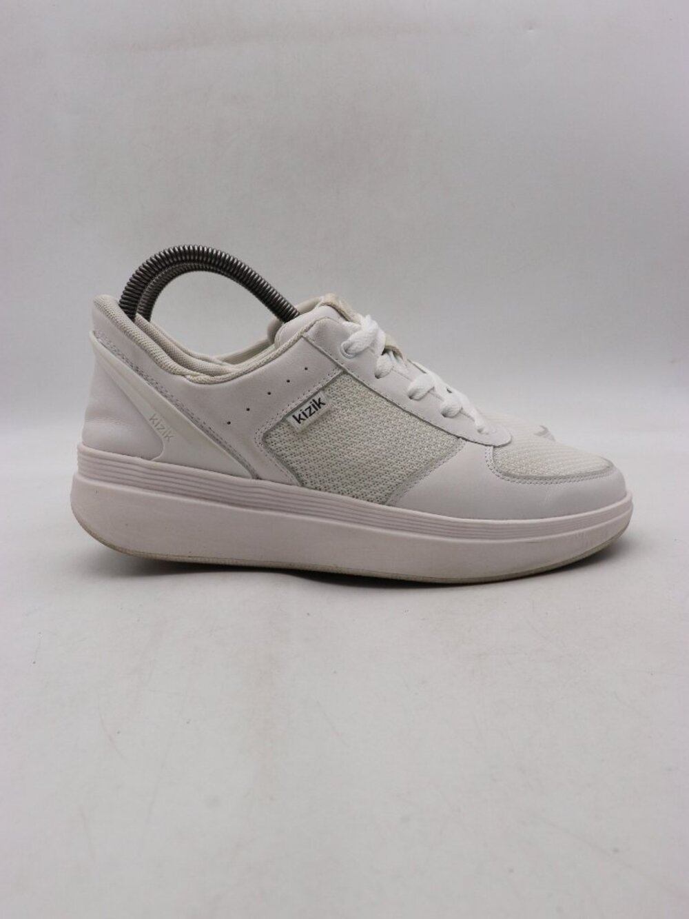 Kizik Brisbane Women's Size 8 Athletic Sneaker White Sneakers Lace Up Casual